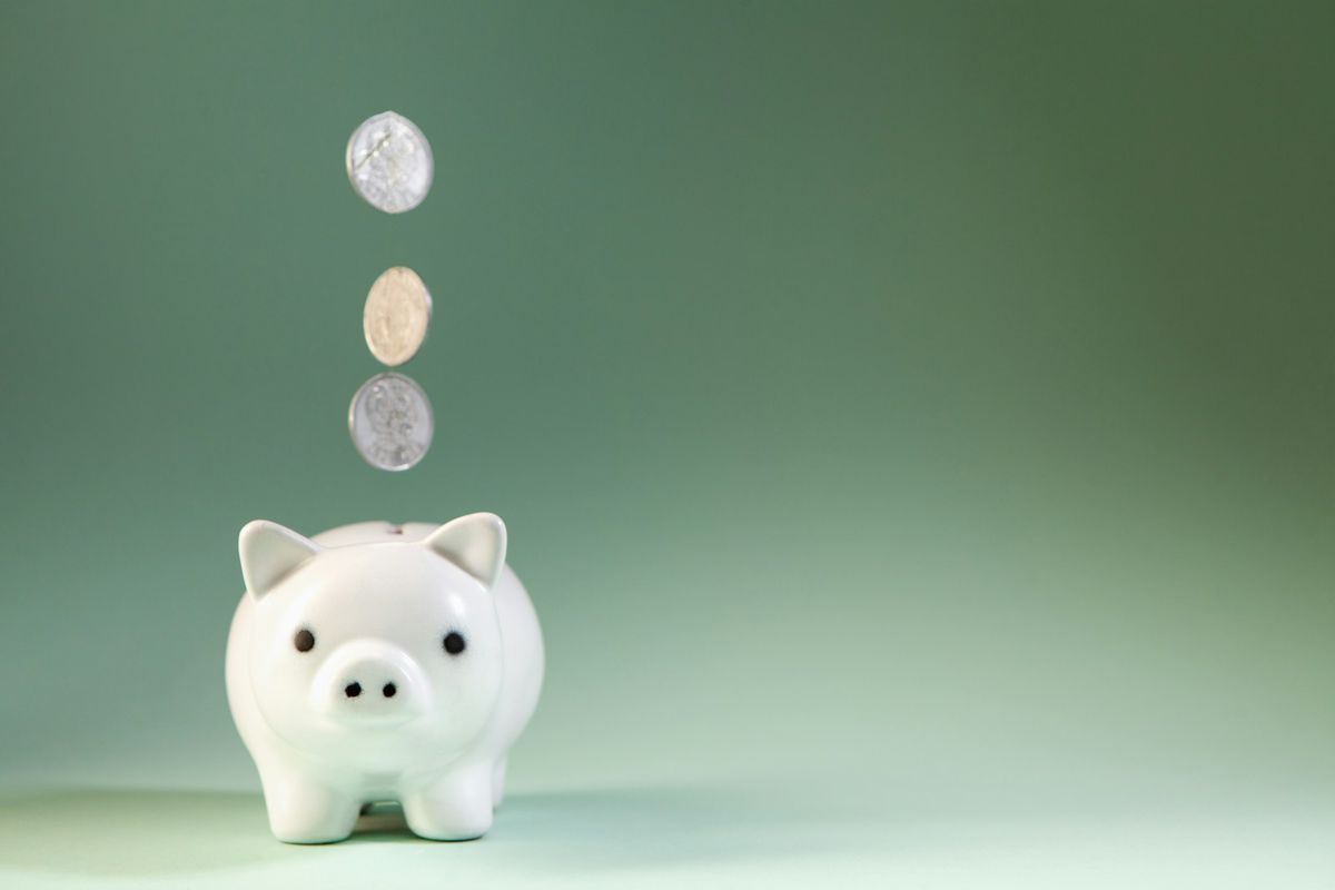 Mynter som legges i en sparegris – sparing og buffer