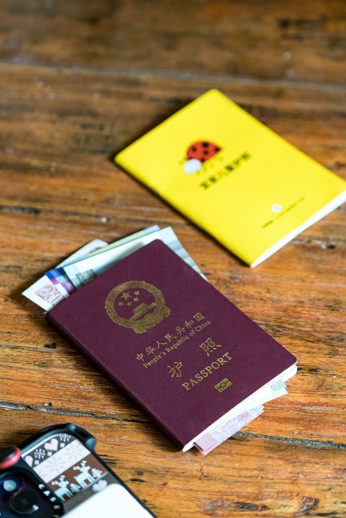 Pass og penger på et trebord – reise