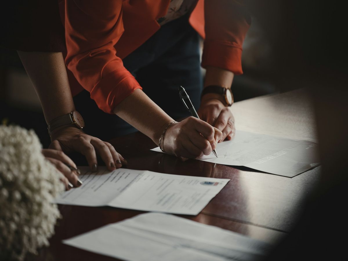 To personer som signerer et dokument