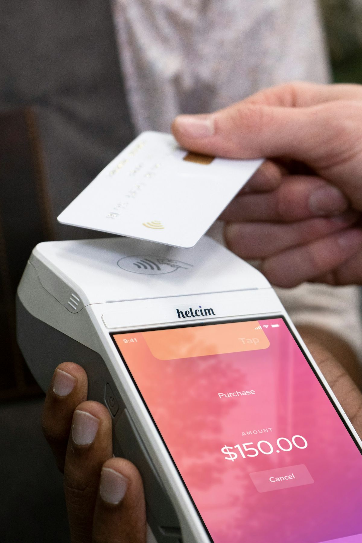 Smarttelefon med et betalingskort oppå