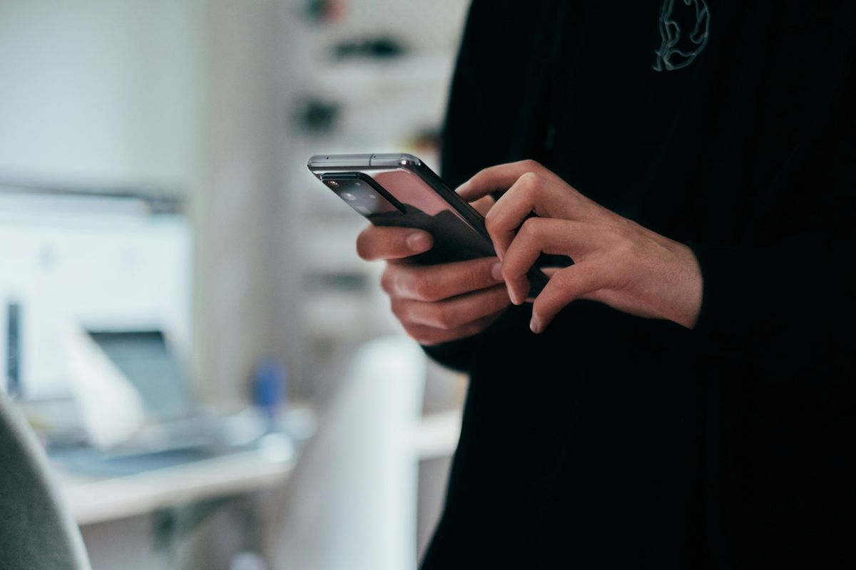 Mann som holder en smarttelefon